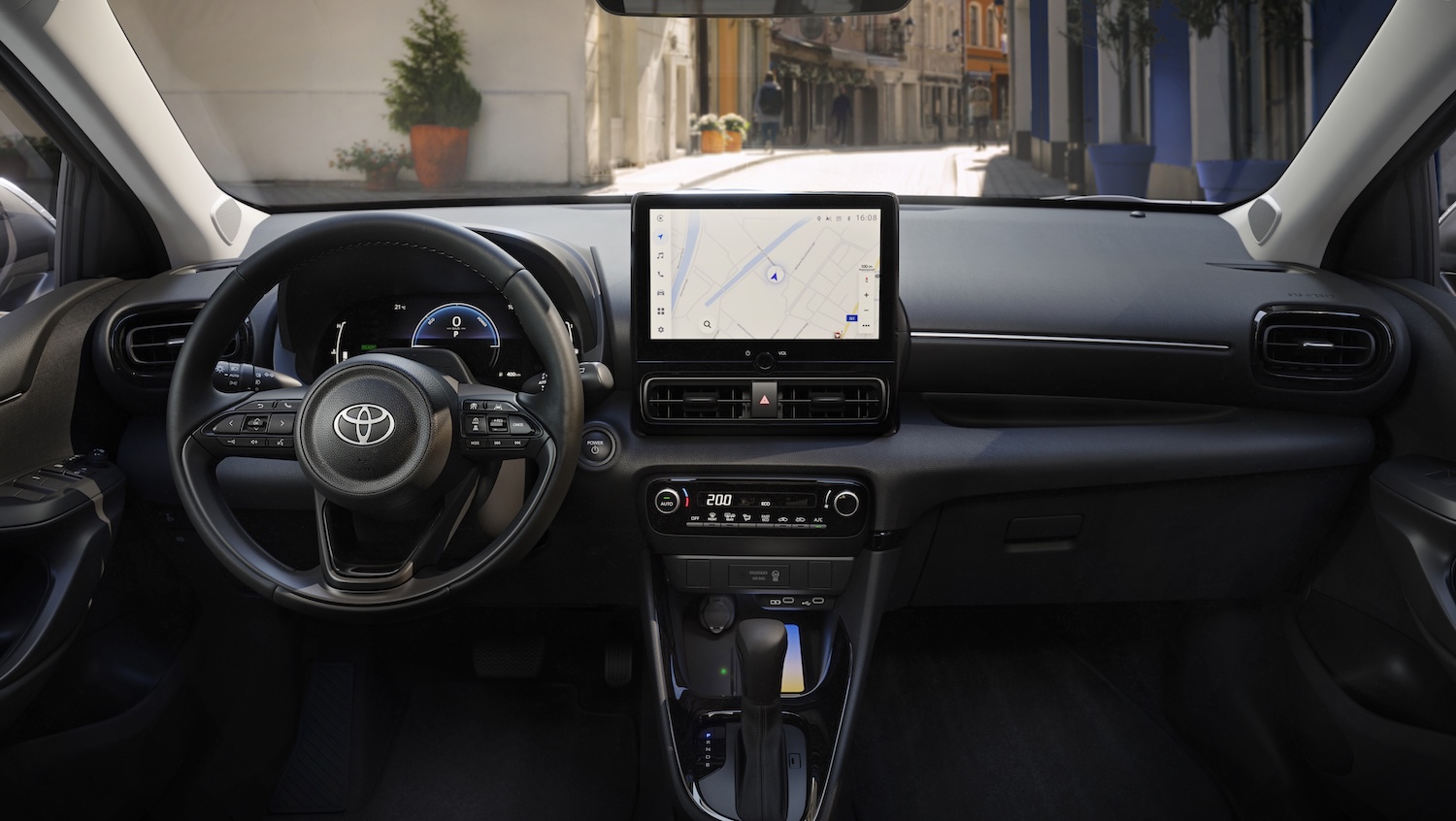 toyota yaris 2026 interni e infotainment