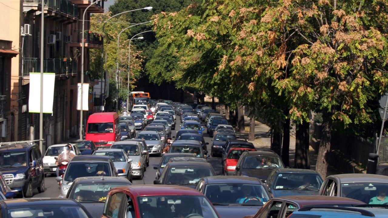 Milano e Palermo come Città del Messico: si passano giorni interi nel traffico
