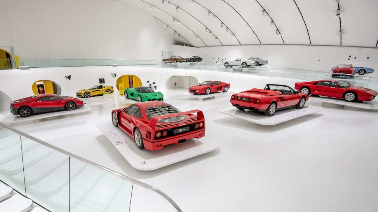 Che auto guidano le rockstar? La mostra dove ammirare i bolidi di Eric Clapton e Madonna