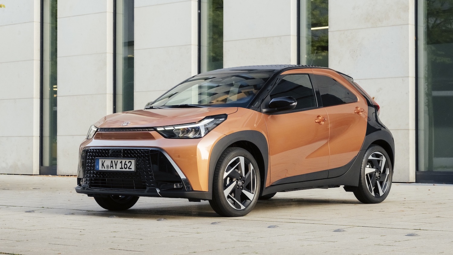 Toyota Aygo X Hybrid, scacco matto al caro benzina