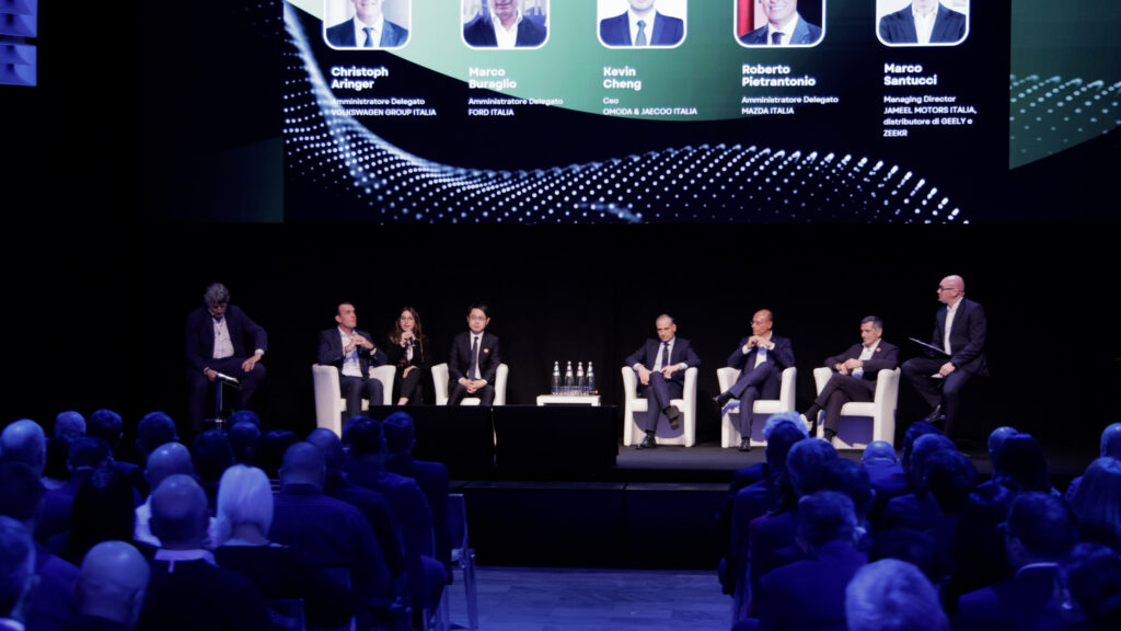 Christoph Aringer – Amministratore Delegato Volkswagen Group Italia Marco Buraglio – Amministratore Delegato Ford Italia Kevin Cheng – Ceo di Omoda & Jaecoo Italia Roberto Pietrantonio – Amministratore Delegato Mazda Italia Marco Santucci – Managing Director Jameel Motors Italia, distributore di Geely e Zeekr