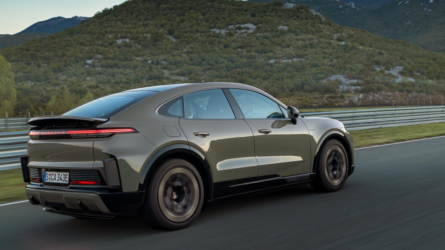 porsche cayenne coupe elettrica autonomia