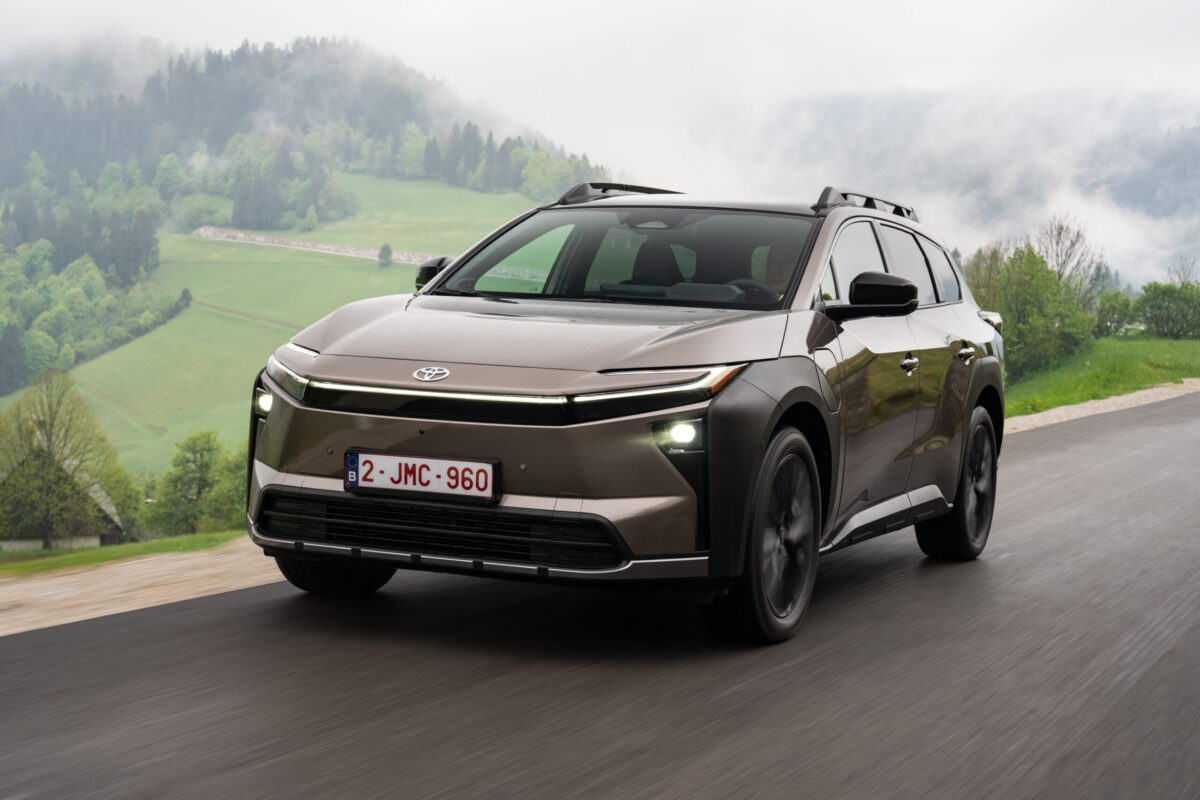 Al volante della nuova Toyota bZ4X Touring, la Toyota (elettrica) più potente di sempre