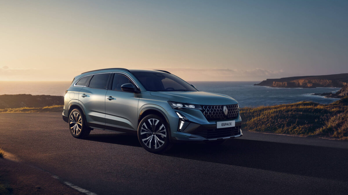 Renault Espace MY 26: come va l’ibrida per famiglie (anche numerose)