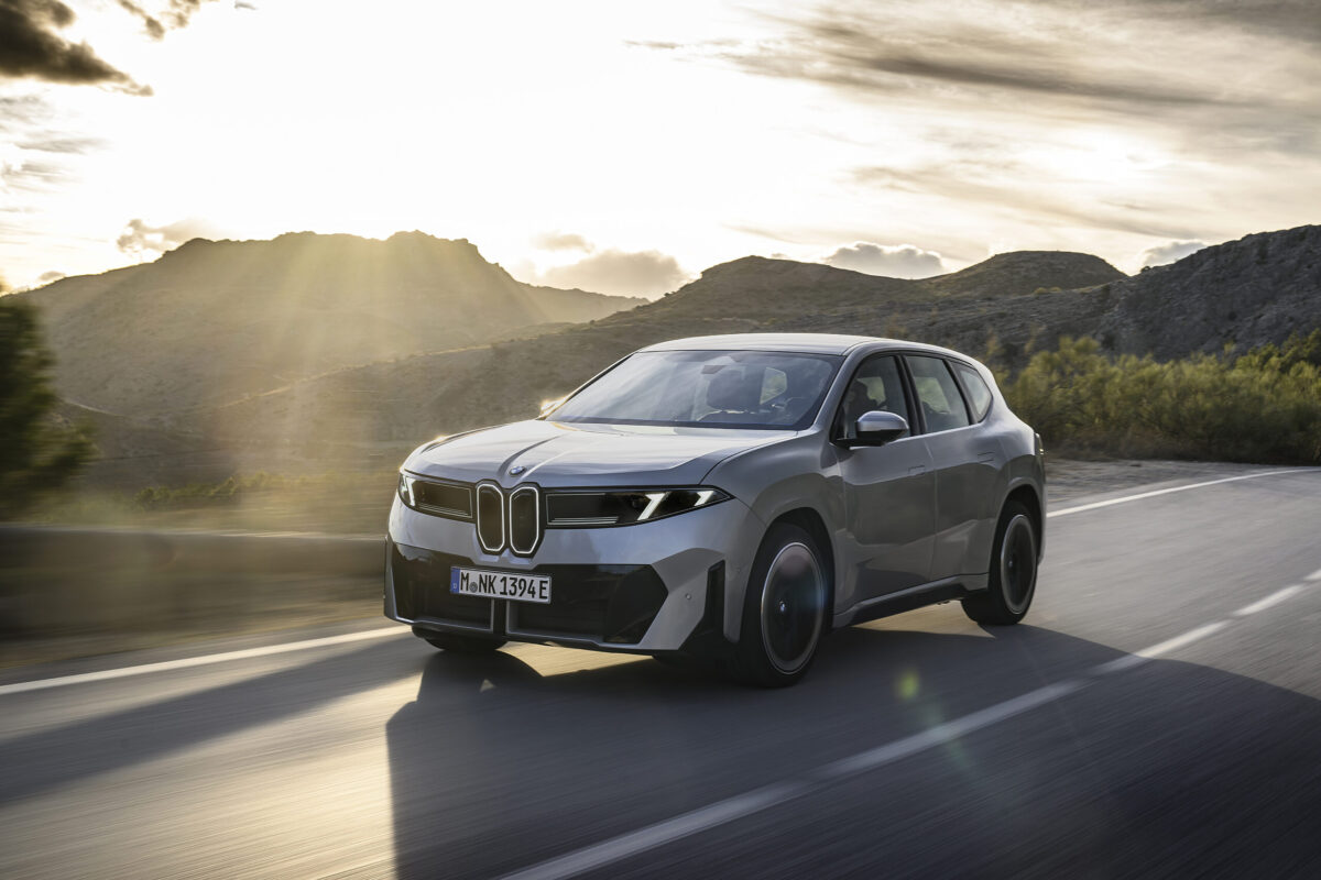 BMW iX3 50: la prova dell’elettrica super tecnologica che sfida Tesla e le cinesi