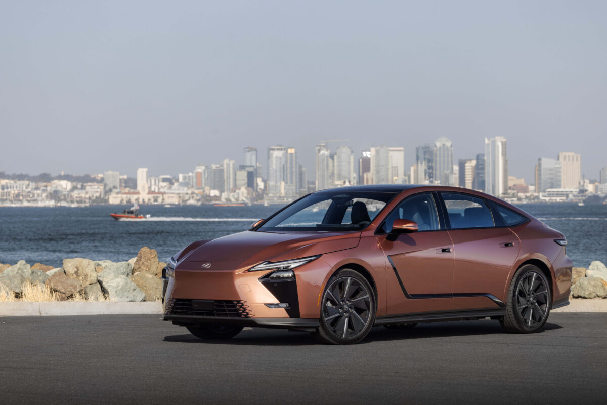 Lexus ES 2026: com’è fatta la nuova berlina di lusso elettrica o ibrida