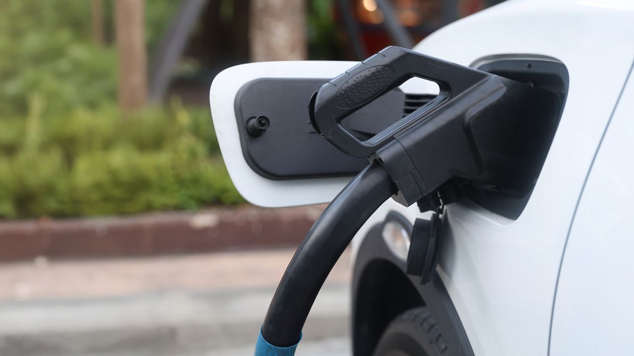 Le emissioni di CO2 delle flotte italiane sono diminuite dell’11% dal 2022 (in Europa del 25%)