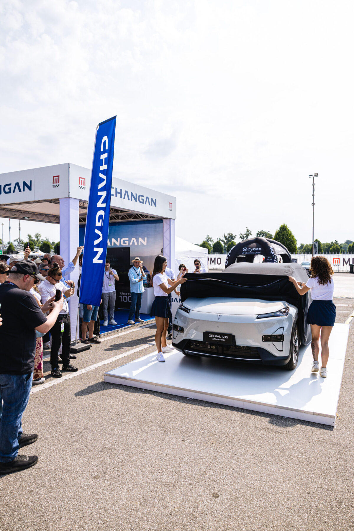 Oltre 1.000 km di autonomia e prezzo shock: Changan al MIMO 2026 con la Deepal S05 Plug-in
