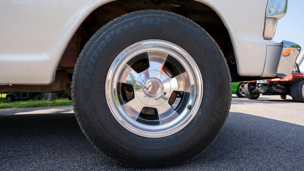 Con le gomme sgonfie il carburante costa di più