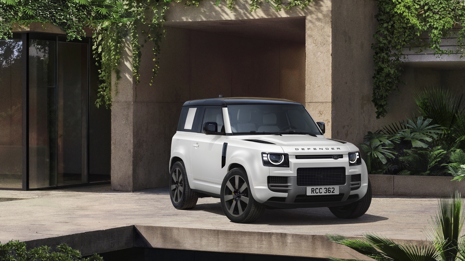 Land Rover Defender 2027, tante novità dalla pellicola da 5.000 euro al nuovo motore P380