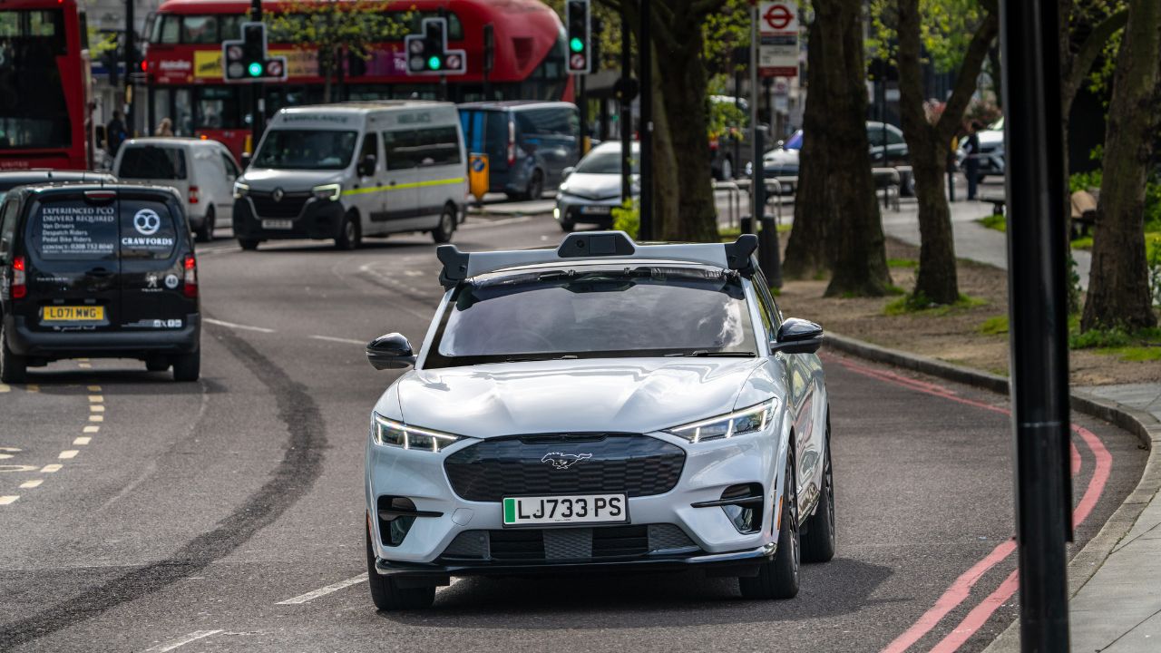 Secondo questa azienda di guida autonoma le sue macchine guidano meglio dei tuoi driver