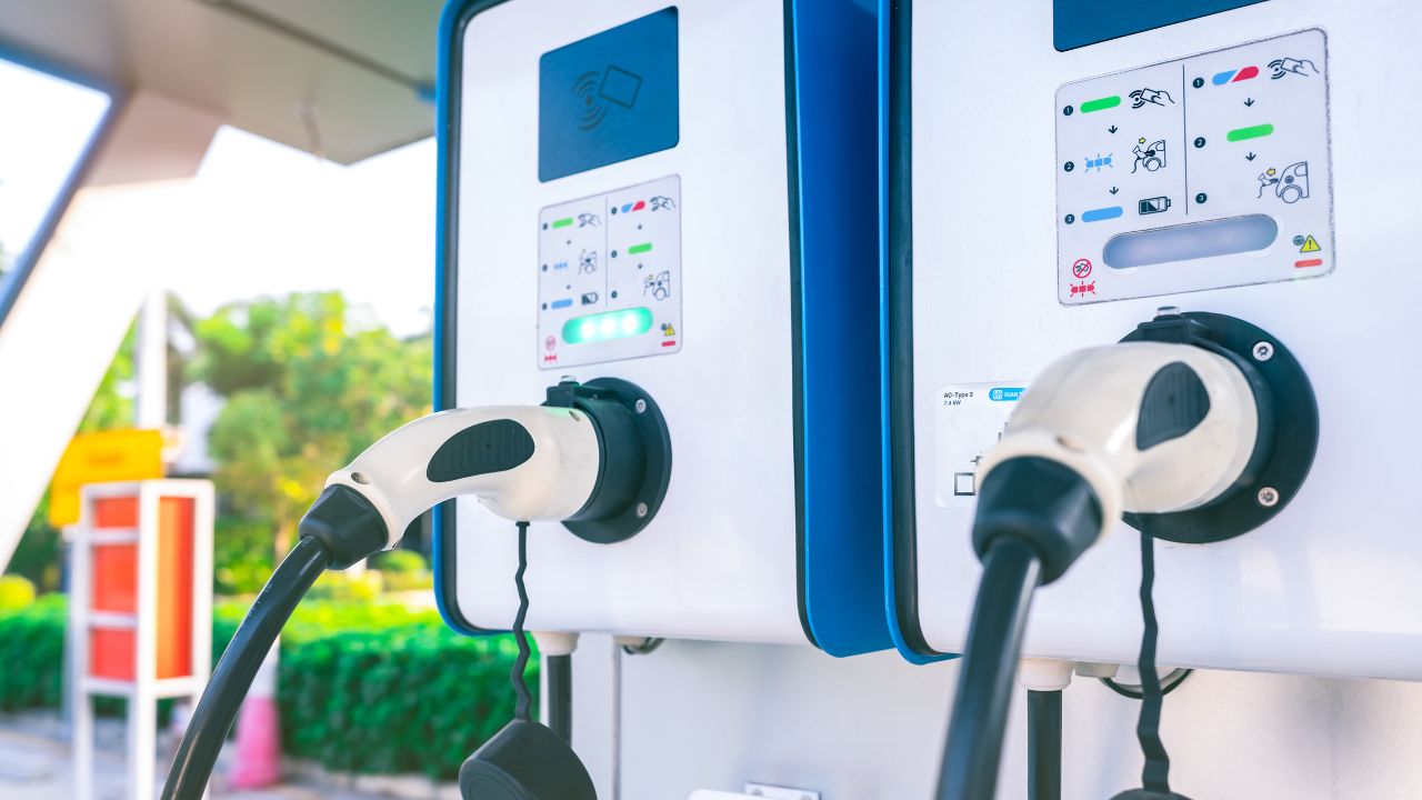 L’Ue offre agevolazioni per l’installazione delle colonnine, ma non per l’acquisto di auto elettriche