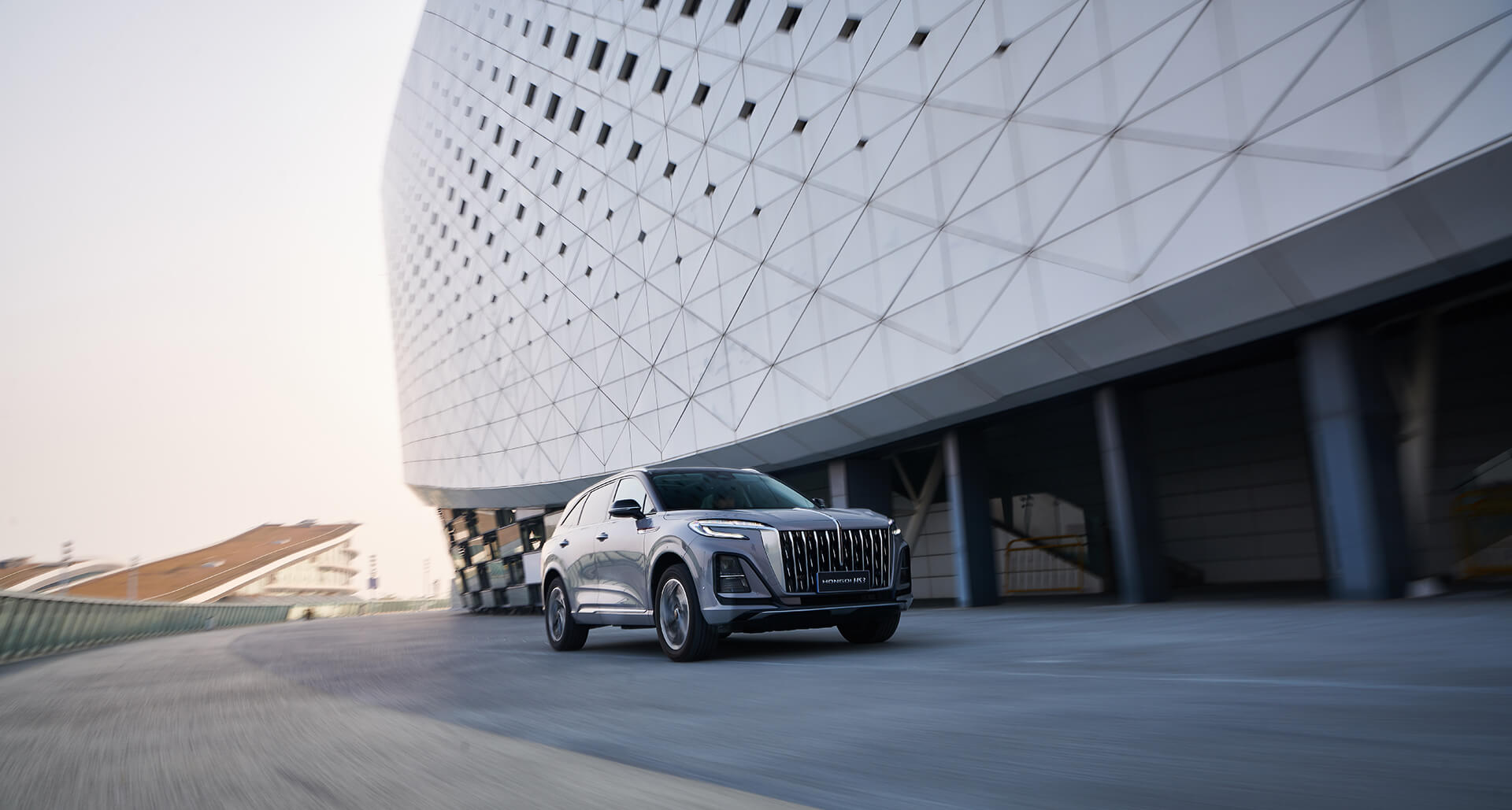 La cinese Hongqi debutta in Italia con due SUV (solo a benzina)