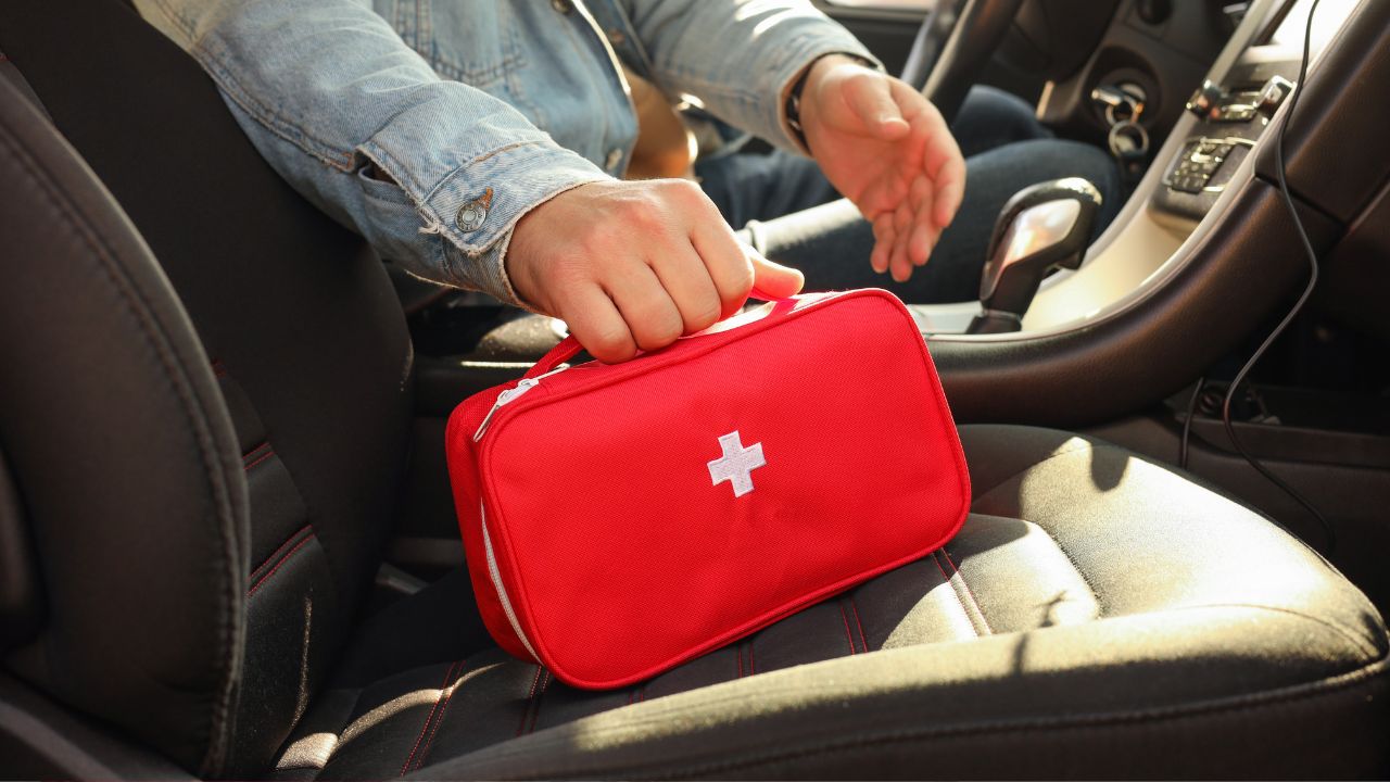 Il triangolo non basta: cosa serve per viaggiare in sicurezza (ed evitare le multe) all’estero