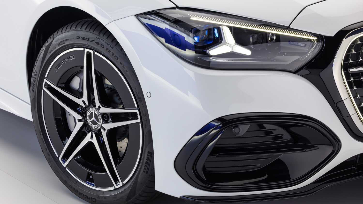 mercedes classe c 2026 restyling fari digital light