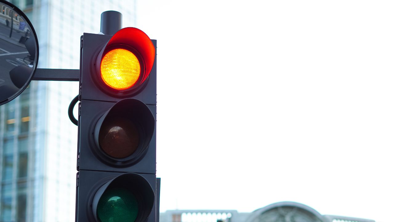 Patente a 17 anni e sorpasso a destra: ecco cosa potrebbe esserci nel nuovo Codice della Strada