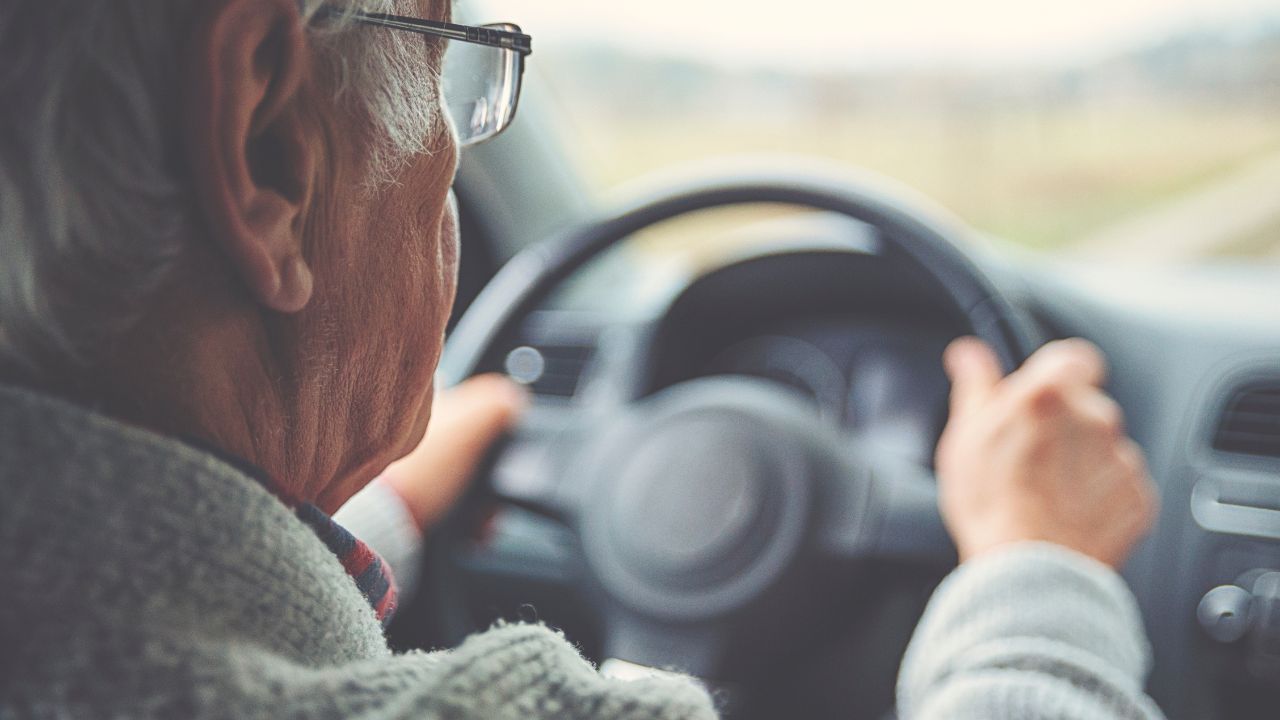 Più controlli per le patenti agli Over 85: le scuole guida dicono di no