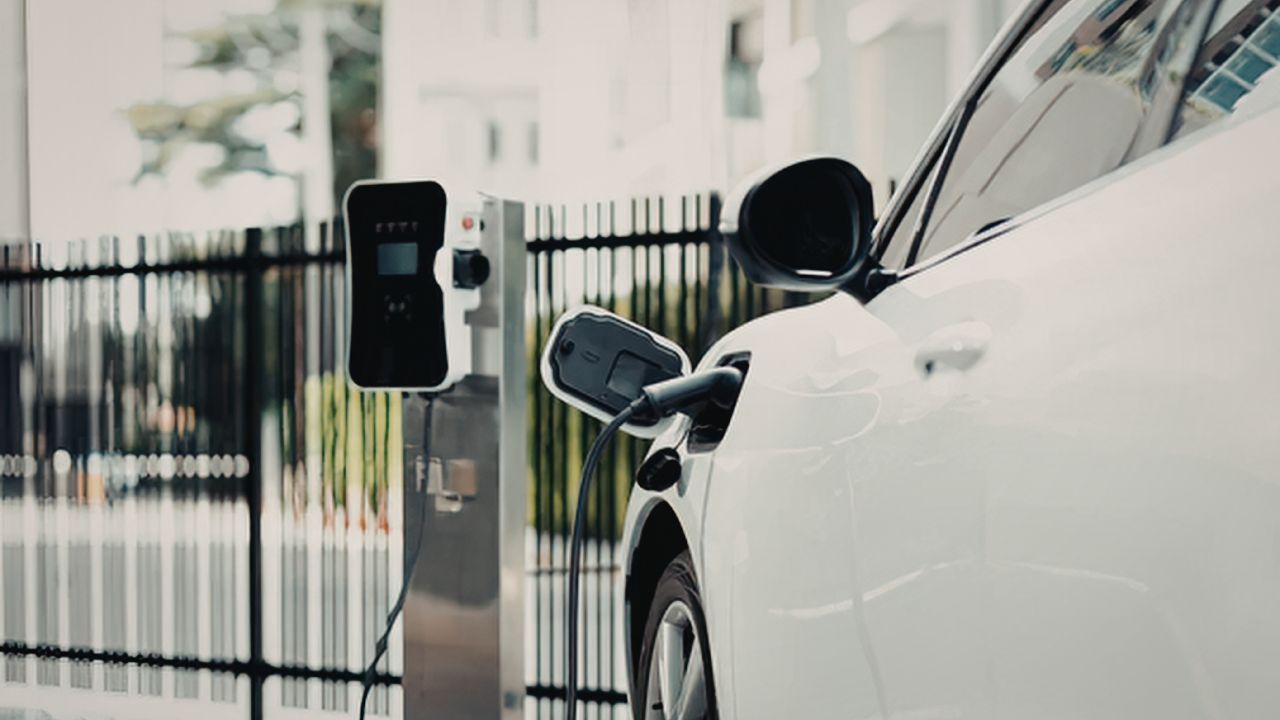 Il Governo offre bonus per le colonnine, ma ci sono più punti ricarica che auto elettriche