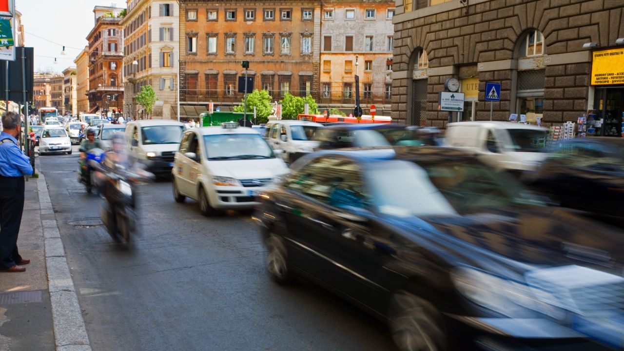 È possibile che i mezzi pesanti consumino meno carburante delle auto? Secondo questo studio sì