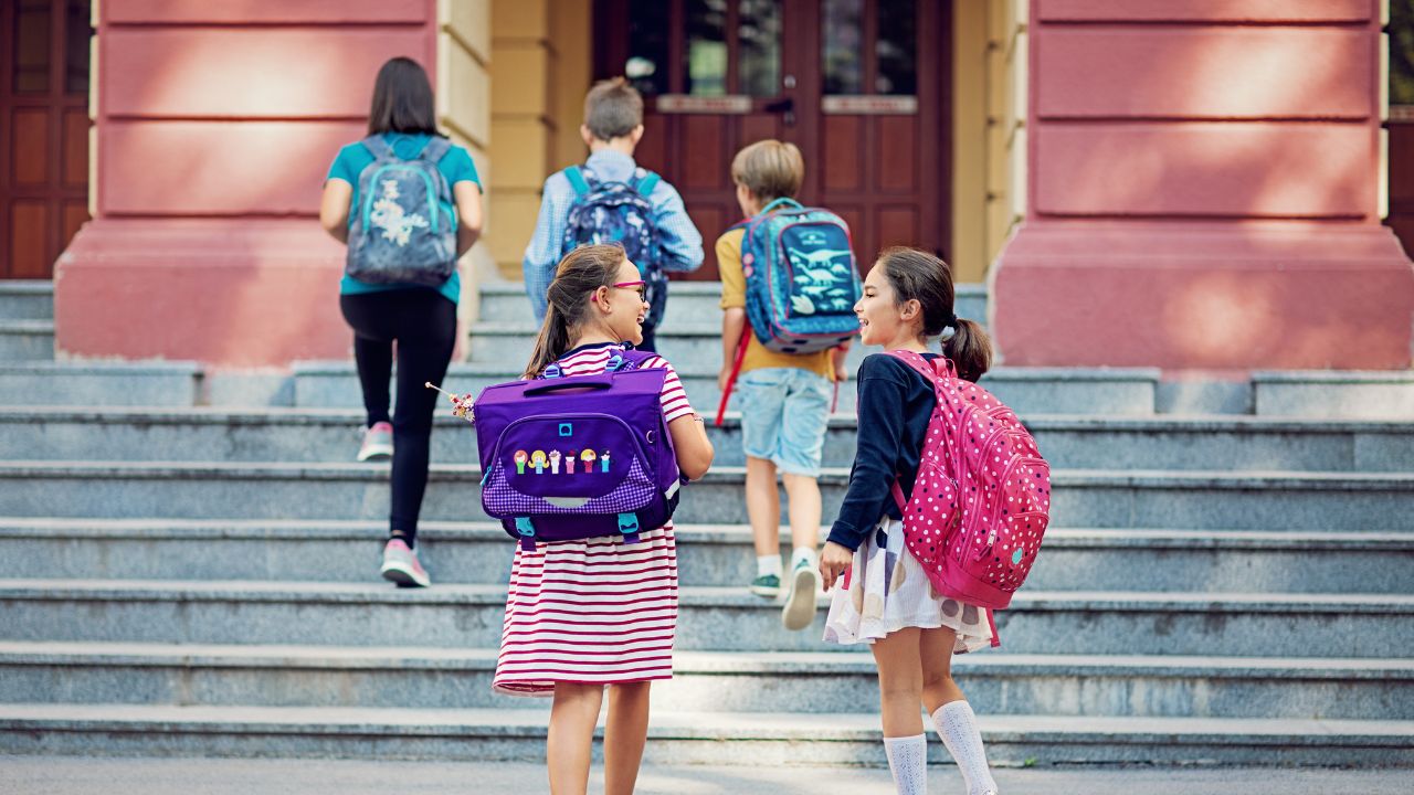 Back to school, ma senza multe: le regole del Codice della Strada per il tragitto casa-scuola