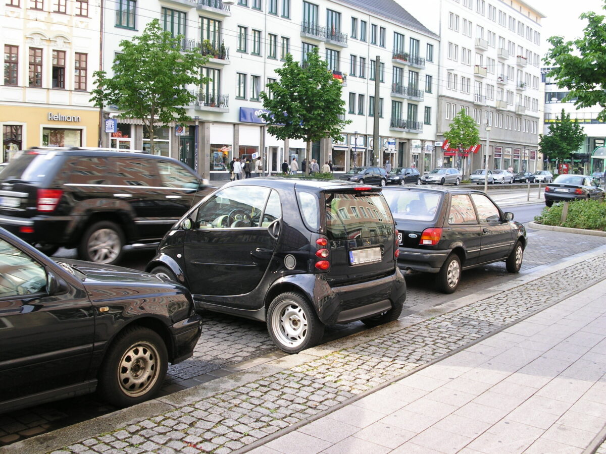 Rivoluzione parcheggi: lo “stile Smart” diventa legale con il Nuovo Codice della Strada