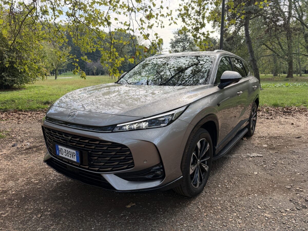 MG HS PHEV: tanto spazio e 100 km in elettrico al giusto prezzo