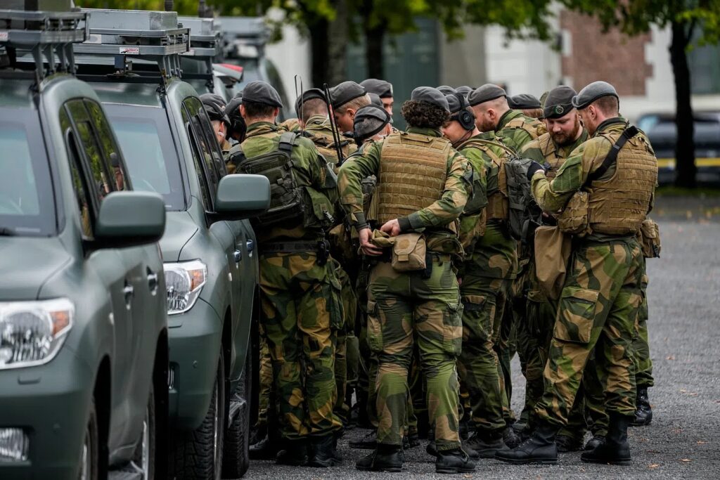 L'immagine &egrave; a scopo illustrativo; le auto non appartengono all'esercitazione specifica in cui sono stati utilizzati veicoli di propriet&agrave; cinese. Foto: Cornelius Poppe / NTB