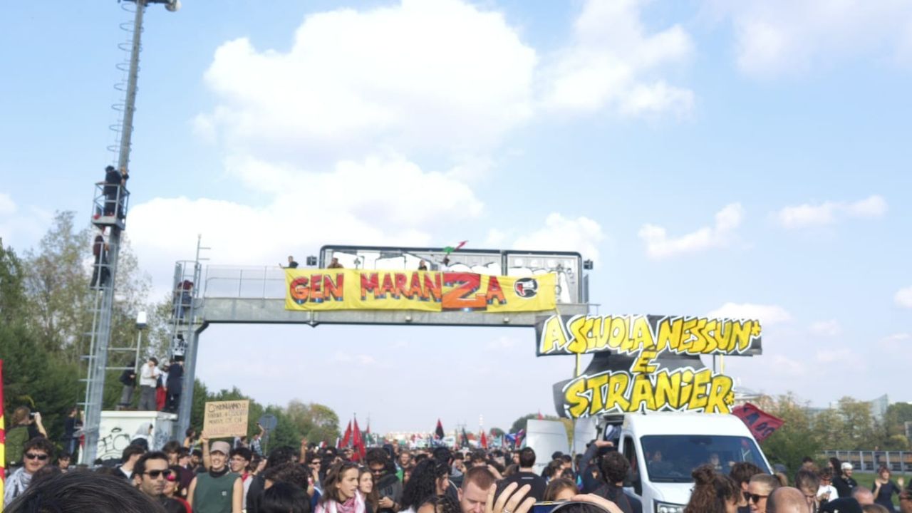 Manifestazioni a Milano: 30mila in corteo sulla tangenziale chiusa al traffico