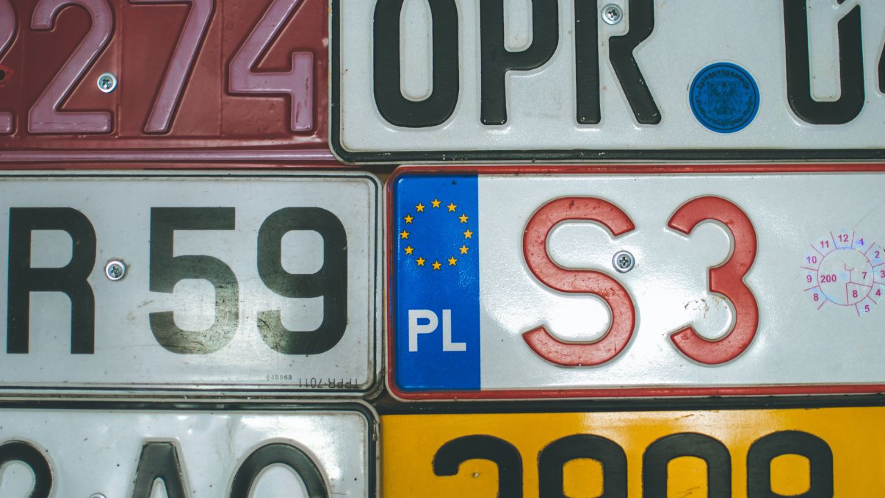 Adesso puoi avere la targa personalizzata, ma ti coster&agrave; caro