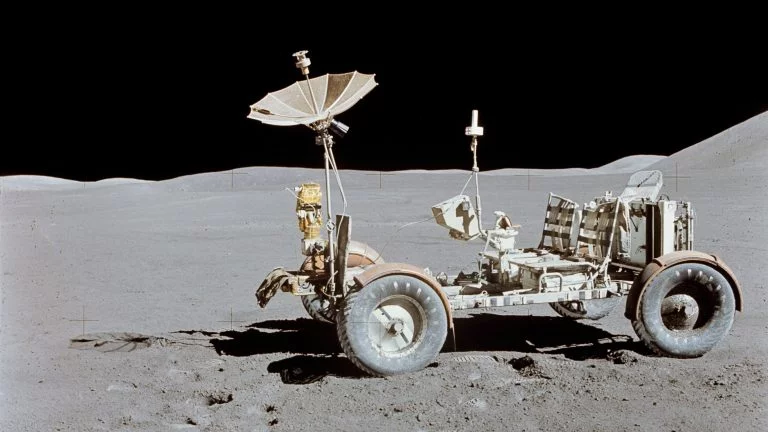 Quelle tre auto elettriche abbandonate sulla Luna