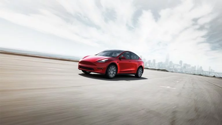 Tesla Model Y: finalmente possiamo guidarla anche qui